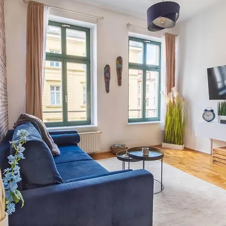 Apartment Working Place, Netflix, 4k Tv, Heart Of Leipzig