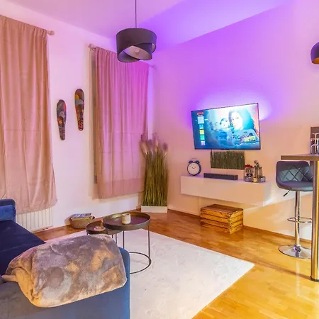 Working Place, Netflix, 4k Tv, Heart Of Apartamento *